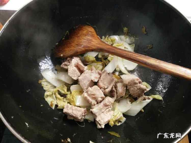 酸菜炖排骨咋做 酸菜炖排骨的制作方法教程
