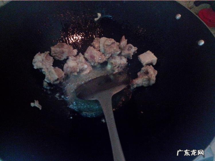 酸菜炖排骨的教程 酸菜炖排骨的制作过程图解