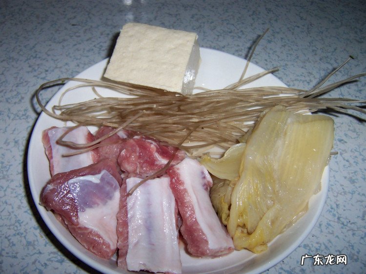 酸菜炖排骨介绍 美味酸菜炖排骨的做法推荐