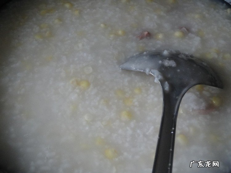 排骨玉米粥怎么做好吃又营养 玉米排骨粥的制作方法教程