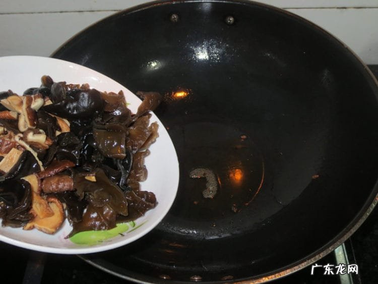 水豆腐炖香菇的做法 香菇炖豆腐的制作步骤图解