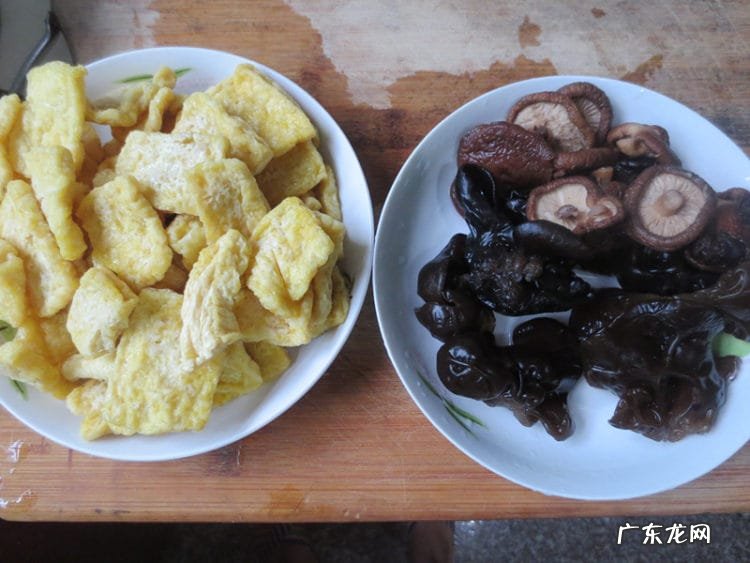 水豆腐炖香菇的做法 香菇炖豆腐的制作步骤图解