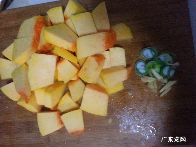 排骨炖南瓜怎么做好吃窍门 自制南瓜炖排骨的做法教程