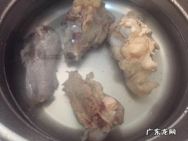炖清汤大骨头怎么做 清炖大骨头汤的制作步骤图解
