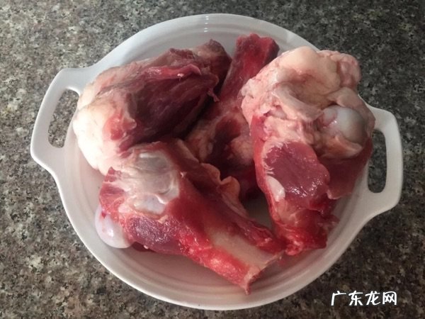 炖清汤大骨头怎么做 清炖大骨头汤的制作步骤图解