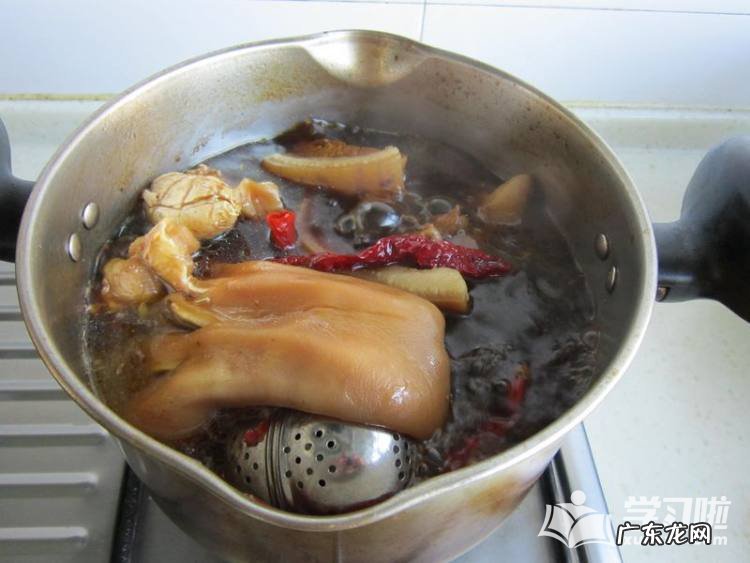 卤猪耳朵的做法 最正宗的做法窍门 卤猪耳朵最简单的做法推荐