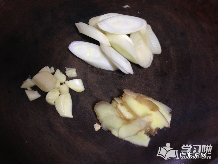 香菇肉卤的家常做法 自制香菇卤肉饭的做法教程