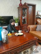 女儿哭着想爸爸 60岁生双胞胎的盛海琳丈夫离世