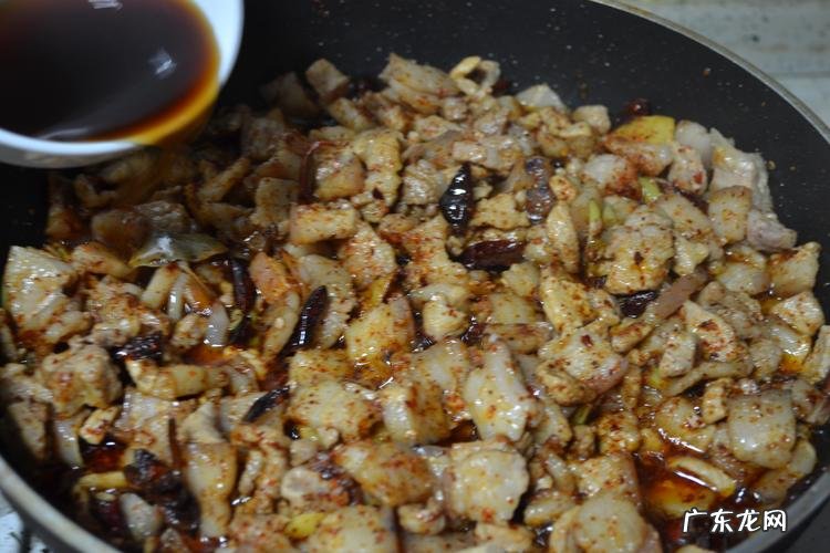 家常炒臊子怎么做好吃?教你一招,香辣下饭真过瘾!