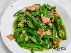 炒辣椒怎么炒好吃？学会这几招,辣到喷泪也停不下来!