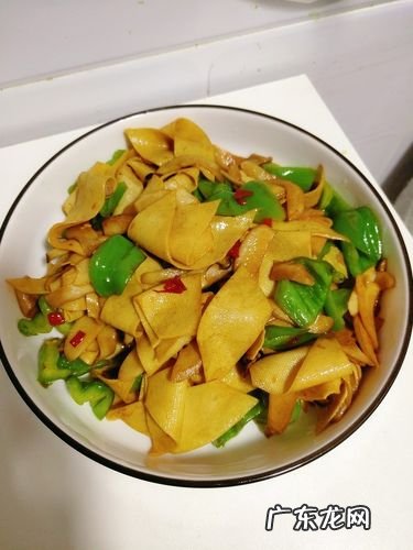 炒豆皮怎么炒好吃,教你正确做法,香辣爽口真过瘾!