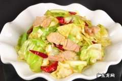 包菜炒五花肉怎么做好吃？学会这2点,包菜鲜嫩又入味!