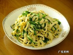 韭菜炒豆腐皮怎么炒好吃？学会这个技巧,鲜香下饭,家人都喜欢吃