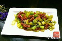 芹菜牛肉怎么炒好吃？教你做一道家常菜,简单易学,学会不用谢!