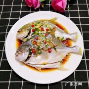 白鲳鱼怎么做才好吃？学会这几步,鲜嫩可口,比饭店做的还香