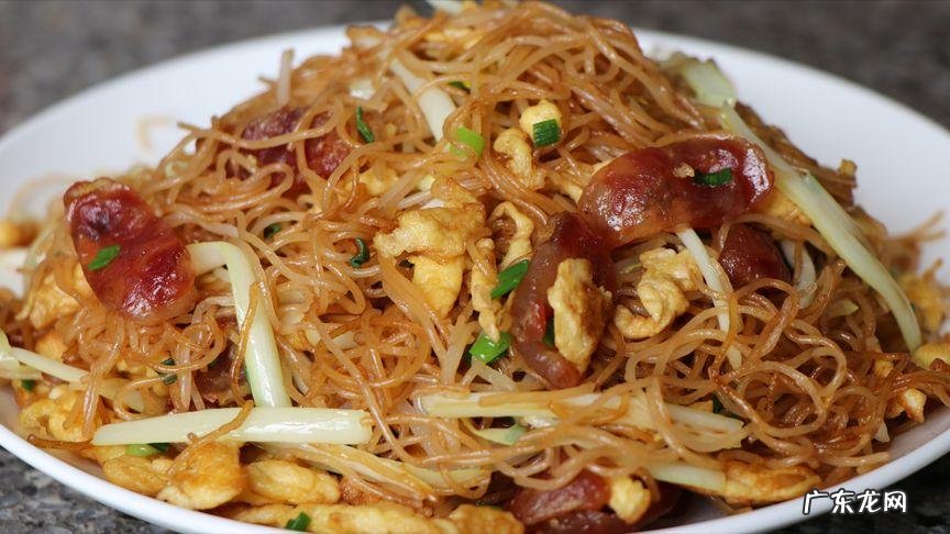 米粉怎么炒才好吃?大厨教你一招,又香又软不粘锅