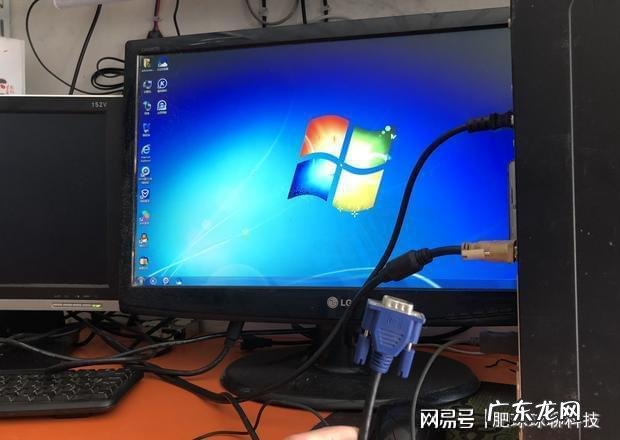电脑屏幕颜色怎么改 两台主机怎么共用一个显示器