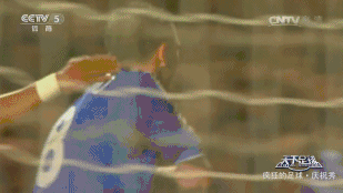 梅西足球场上最温情的一幕 梅西夺冠穿的黑纱是什么