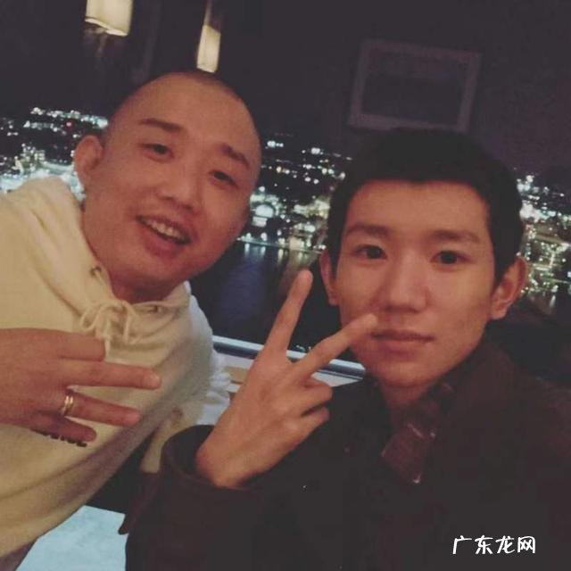 自嘲是波士顿光头 GAI 合照