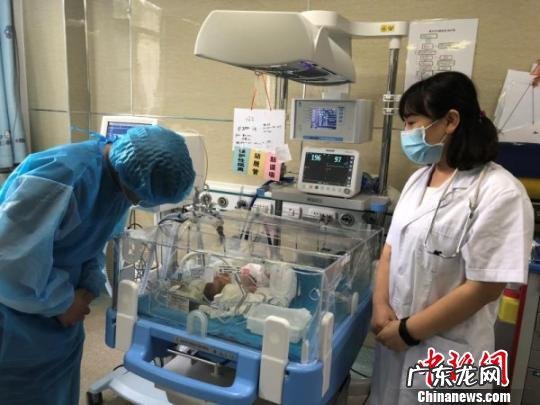 重症患者在医院:婴儿被下病危通知书