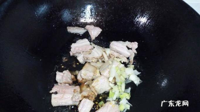 卷心菜炒西红柿土豆片的家常做法