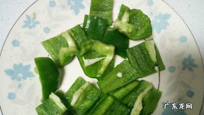 卷心菜炒西红柿土豆片的家常做法