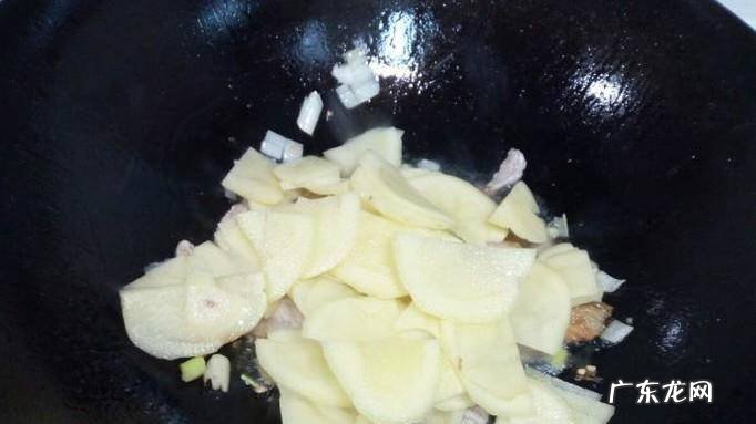 卷心菜炒西红柿土豆片的家常做法