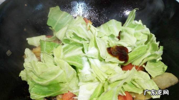 卷心菜炒西红柿土豆片的家常做法