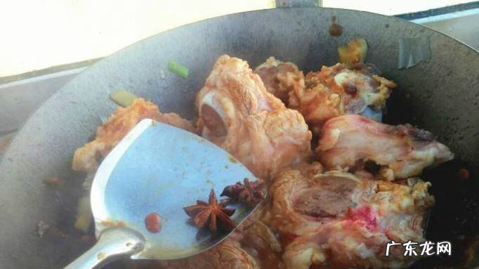 东北菜大骨烀土豆怎么做