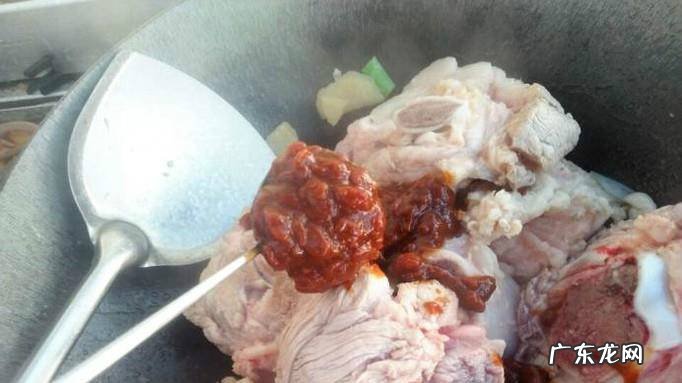 东北菜大骨烀土豆怎么做