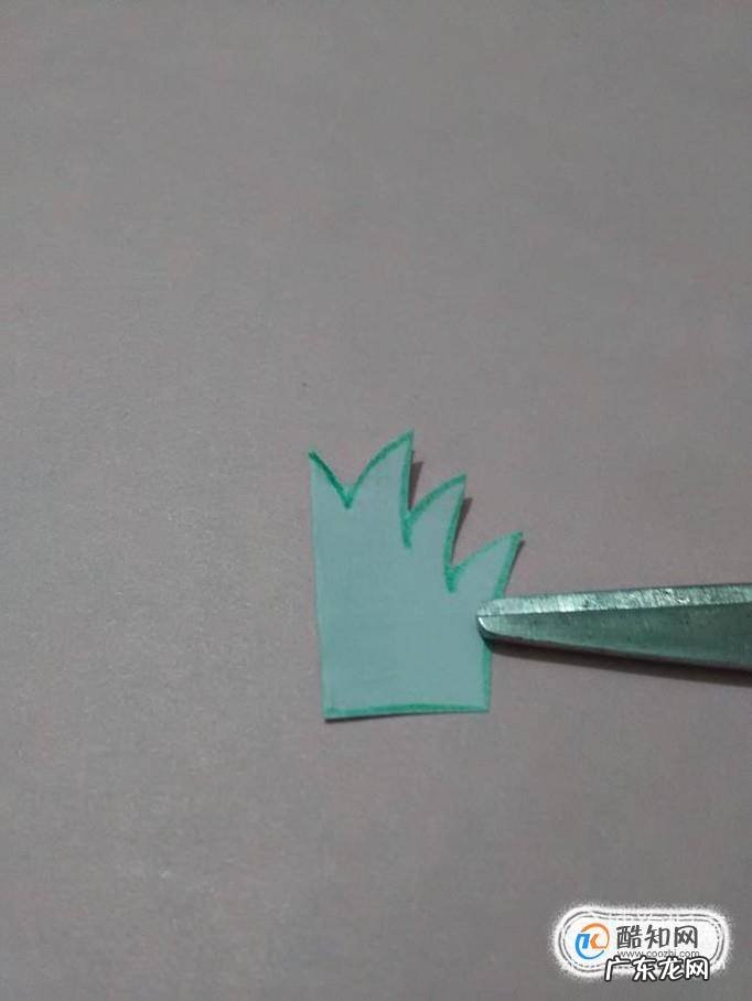 如何剪草丛的手工剪纸