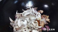 肉炒圆葱青椒鲜蘑的家常做法