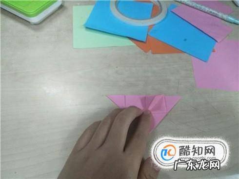 如何折一个纸质的玫瑰戒指