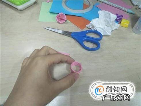 如何折一个纸质的玫瑰戒指