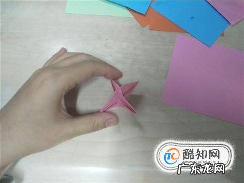 如何折一个纸质的玫瑰戒指