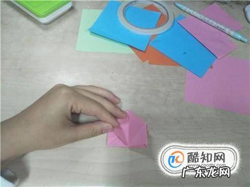 如何折一个纸质的玫瑰戒指