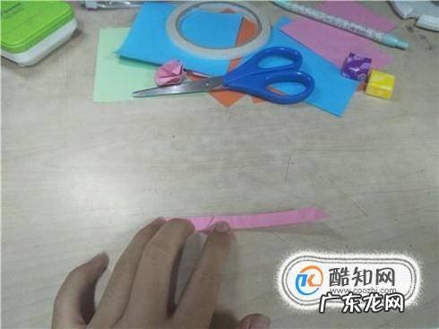 如何折一个纸质的玫瑰戒指