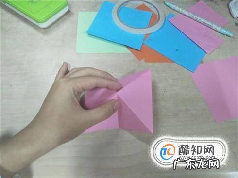 如何折一个纸质的玫瑰戒指