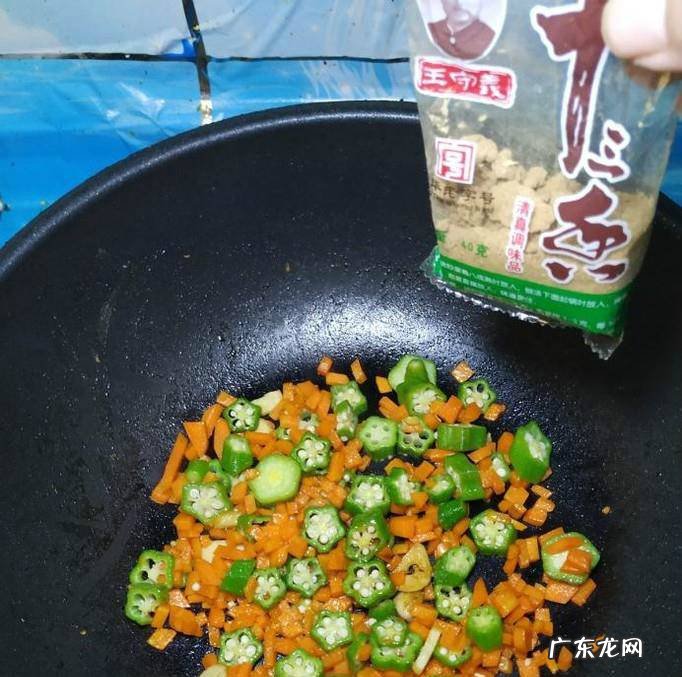 怎样做美味的秋葵胡萝卜炒蛋盖浇饭