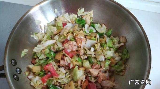 肉炒油炸土豆片圆菜青椒西红柿的做法