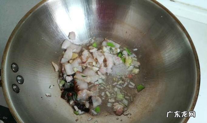 肉炒油炸土豆片圆菜青椒西红柿的做法