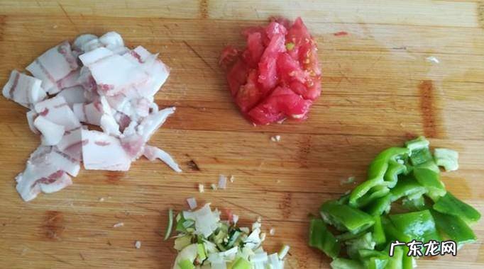 肉炒油炸土豆片圆菜青椒西红柿的做法