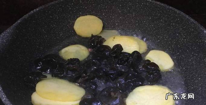 土豆片木耳炒热狗