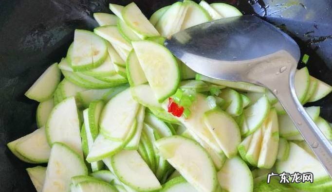 家常西葫芦鸡蛋炒圆葱的做法