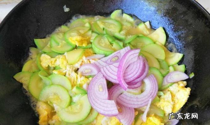 家常西葫芦鸡蛋炒圆葱的做法