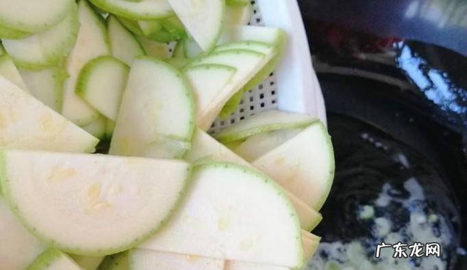 家常西葫芦鸡蛋炒圆葱的做法