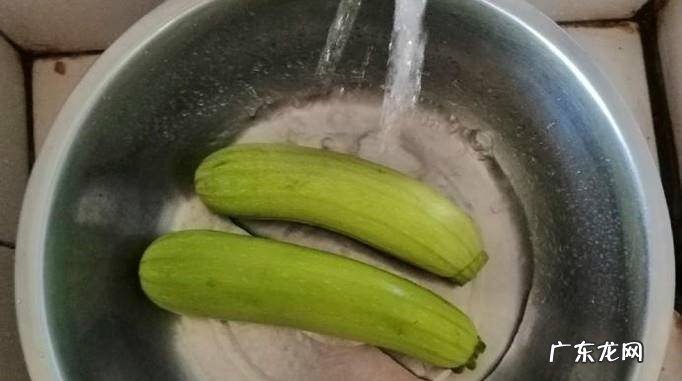 家常西葫芦鸡蛋炒圆葱的做法