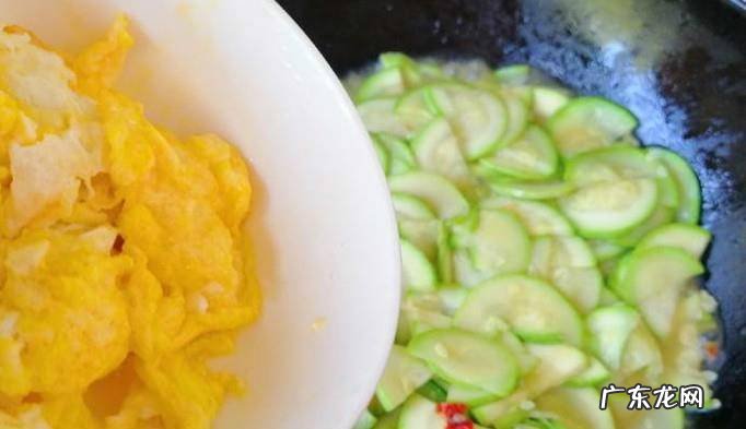 家常西葫芦鸡蛋炒圆葱的做法