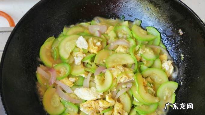 家常西葫芦鸡蛋炒圆葱的做法