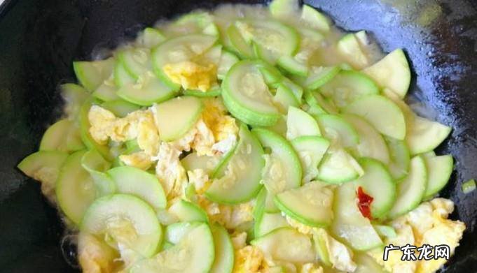 家常西葫芦鸡蛋炒圆葱的做法